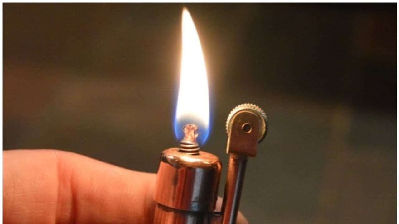 అది గన్ కాదు లైటర్, సోషల్ మీడియాపై నిఘా: కరీంనగర్ డీసీపీ శ్రీనివాస్ అది గన్ కాదు లైటర్, సోషల్ మీడియాపై నిఘా: కరీంనగర్ డీసీపీ శ్రీనివాస్