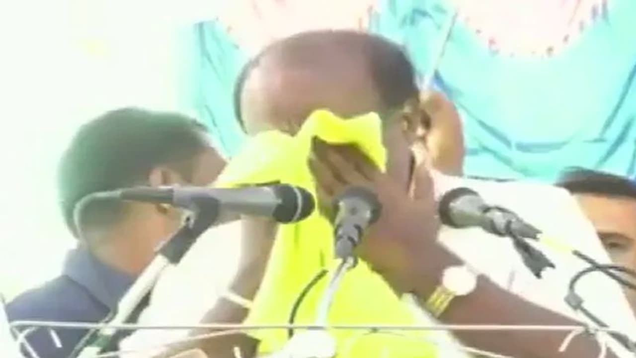 என்னை இப்படி கைவிட்டுட்டீங்களே... கர்நாடக மாஜி முதல்வர் தாரை தாரையாக கண்ணீர்.., தேர்தல் பிரசாரத்தில் அழுது புலம்பல்! என்னை இப்படி கைவிட்டுட்டீங்களே... கர்நாடக மாஜி முதல்வர் தாரை தாரையாக கண்ணீர்.., தேர்தல் பிரசாரத்தில் அழுது புலம்பல்!