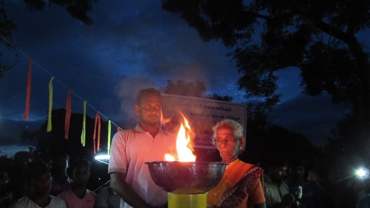 அடங்காத ஈழ மண்..! மாவீரர் நாளில் ஒன்று திரண்ட தமிழீழ மக்கள்..! கண்ணீர் மல்க உயிர்நீத்த போராளிகளுக்கு அஞ்சலி..!