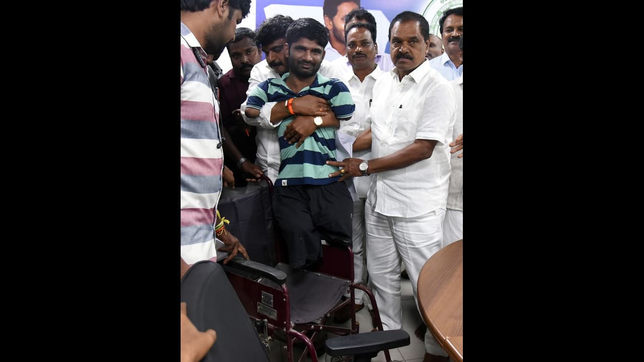 దివ్యాంగుడి పట్ల ముఖ్యమంత్రి జగన్ ఉదారత... భారీ ఆర్థికసాయం దివ్యాంగుడి పట్ల ముఖ్యమంత్రి జగన్ ఉదారత... భారీ ఆర్థికసాయం