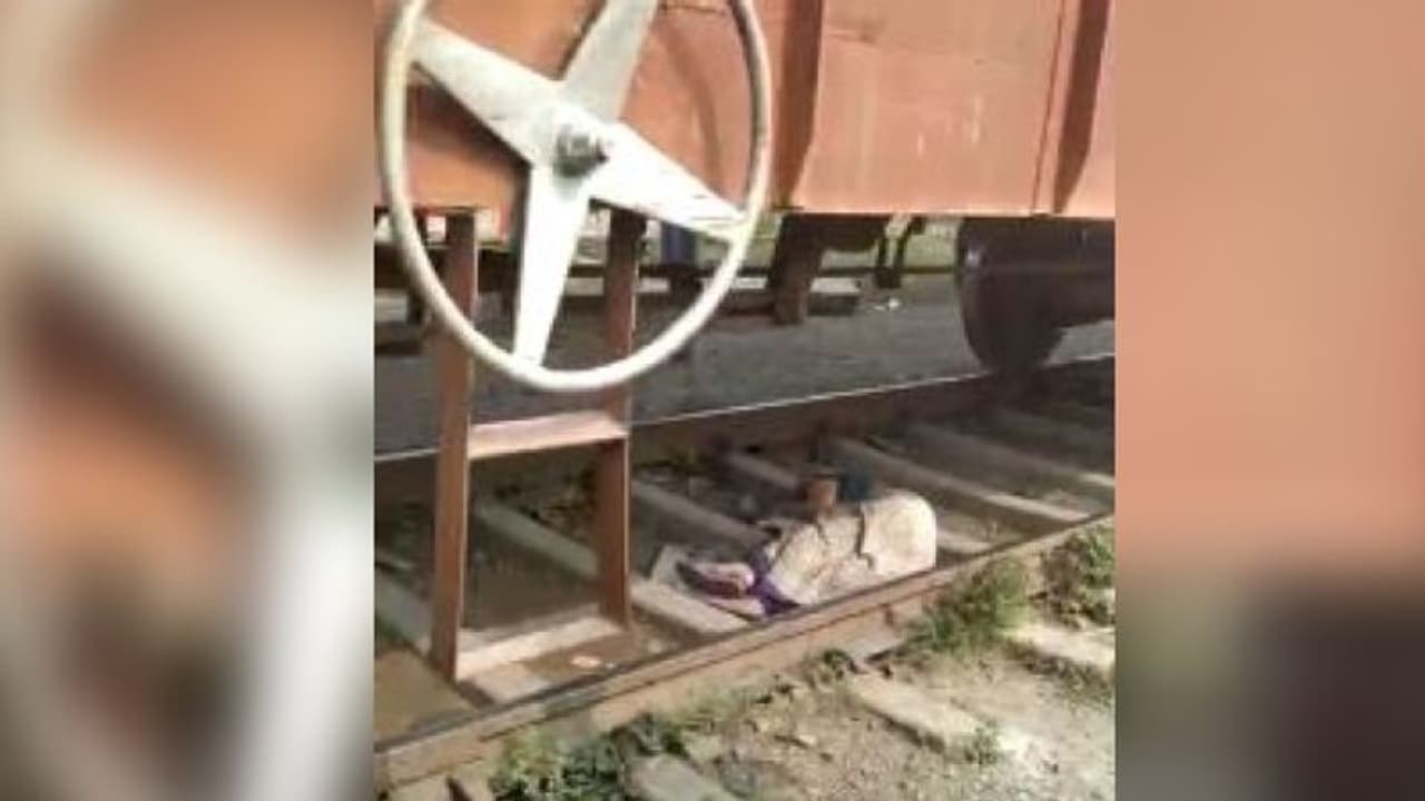 মহিলার ওপর দিয়ে চলে গেল মালগাড়ি, বরাত জোরে জীবন লাভ মহিলার ওপর দিয়ে চলে গেল মালগাড়ি, বরাত জোরে জীবন লাভ