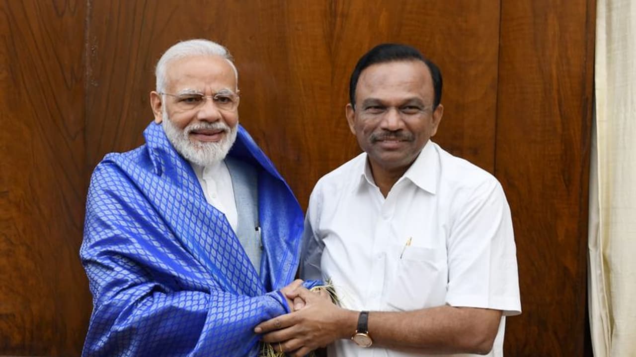 వైసీపీలో ధిక్కారం?: జగన్ ఆదేశాలు బేఖాతార్, మోదీని కలిసిన మరో ఎంపీ