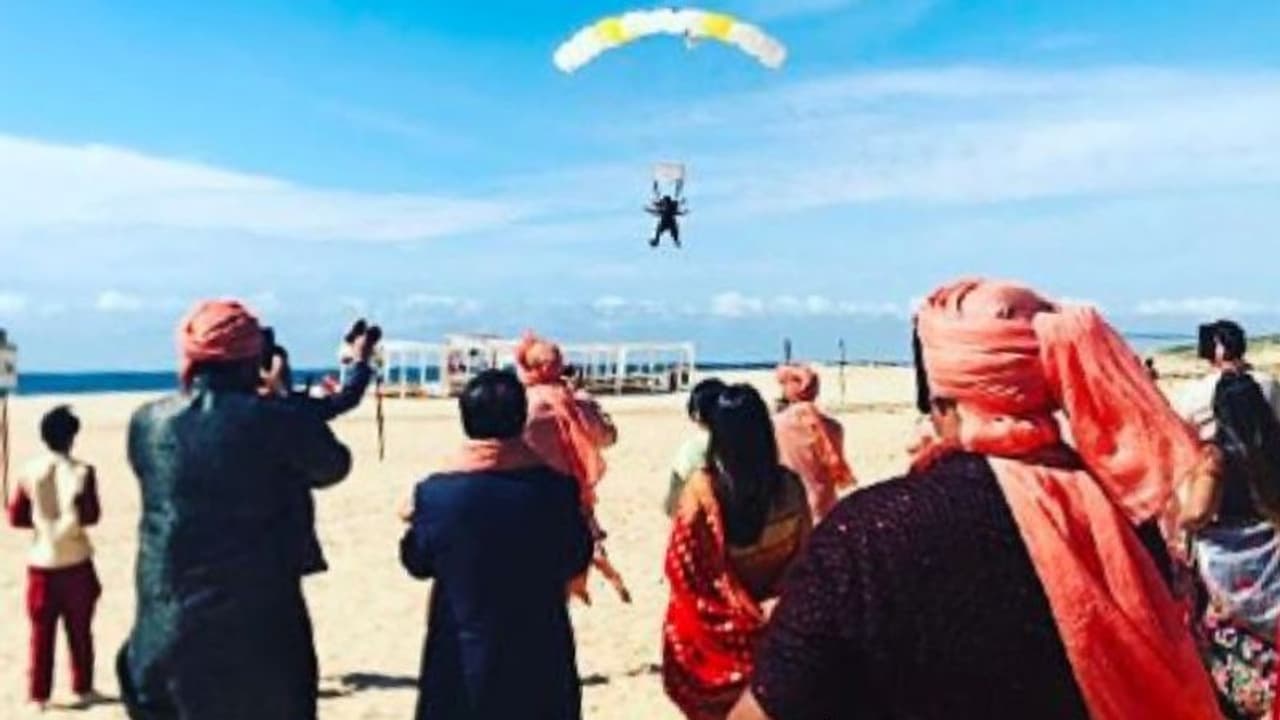 শ্বশুর তাকিয়ে উপরে, ঝাঁপ দিয়েছেন হবু জামাই, ভাইরাল হল বিয়ের ভিডিও শ্বশুর তাকিয়ে উপরে, ঝাঁপ দিয়েছেন হবু জামাই, ভাইরাল হল বিয়ের ভিডিও