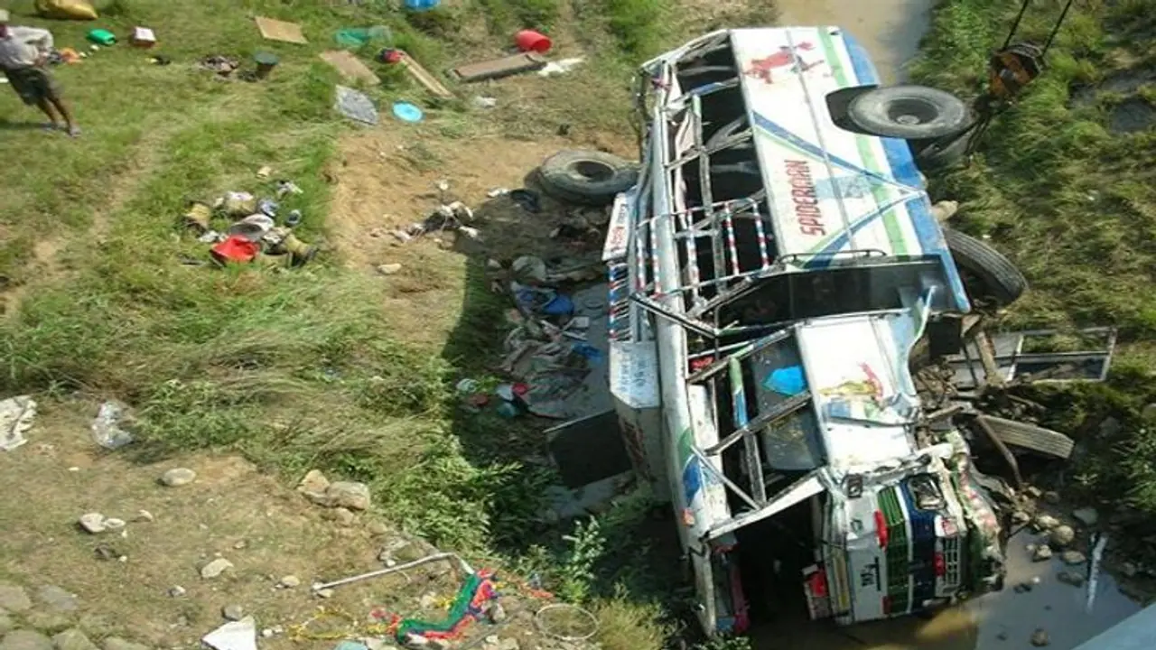 नेपाल में भीषण हादसा: खाईं में गिरी बस के परखच्चे उड़े, 17 की मौत; कई गंभीर रूप से जख्मी नेपाल में भीषण हादसा: खाईं में गिरी बस के परखच्चे उड़े, 17 की मौत; कई गंभीर रूप से जख्मी