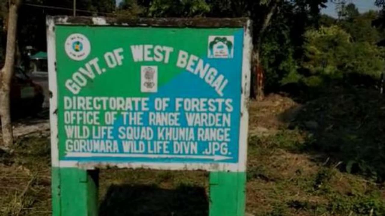 ডুয়ার্সে গাড়ির ধাক্কায় জখম গণ্ডার,কাবু করতে গিয়ে আহত বিট অফিসার ডুয়ার্সে গাড়ির ধাক্কায় জখম গণ্ডার,কাবু করতে গিয়ে আহত বিট অফিসার