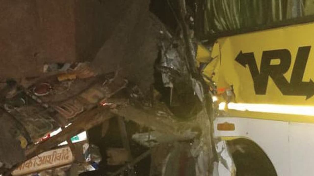 ಬೆಳ್ಳಂಬೆಳಗ್ಗೆ ಖಾಸಗಿ ಬಸ್ ಲಾರಿ ನಡುವೆ ಅಪಘಾತ