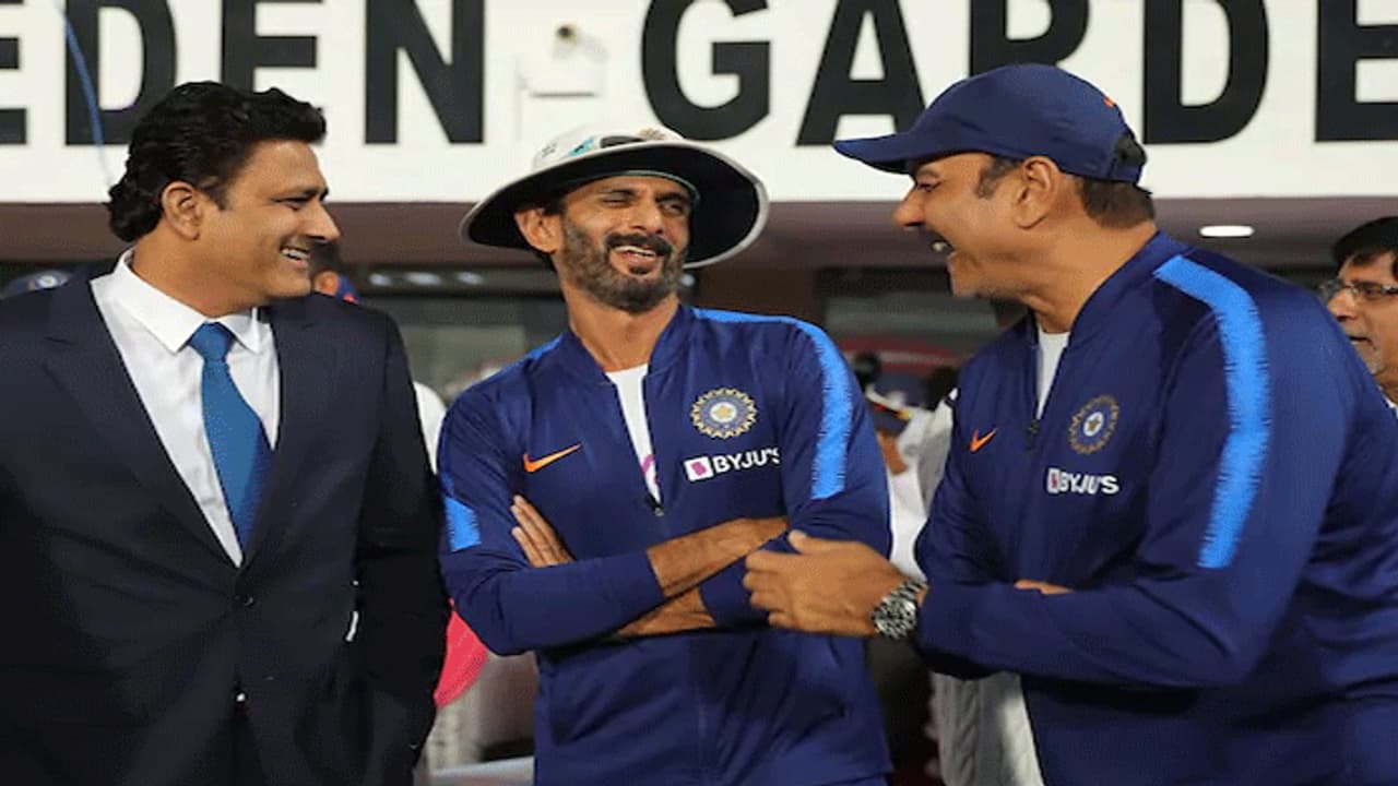 అనిల్ కుంబ్లేతో రవిశాస్త్రి.. మరోసారి ట్రోల్స్ అనిల్ కుంబ్లేతో రవిశాస్త్రి.. మరోసారి ట్రోల్స్