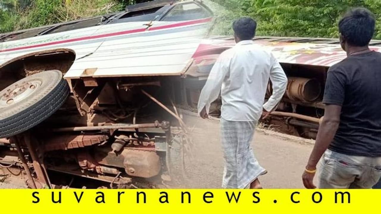 KSRTC ಬಸ್ಸಿಗೆ ಸೈಡ್ ಕೊಡಲು ಹೋಗಿ ಹಳ್ಳಕ್ಕೆ ಉರುಳಿದ ಖಾಸಗಿ ಬಸ್ KSRTC ಬಸ್ಸಿಗೆ ಸೈಡ್ ಕೊಡಲು ಹೋಗಿ ಹಳ್ಳಕ್ಕೆ ಉರುಳಿದ ಖಾಸಗಿ ಬಸ್