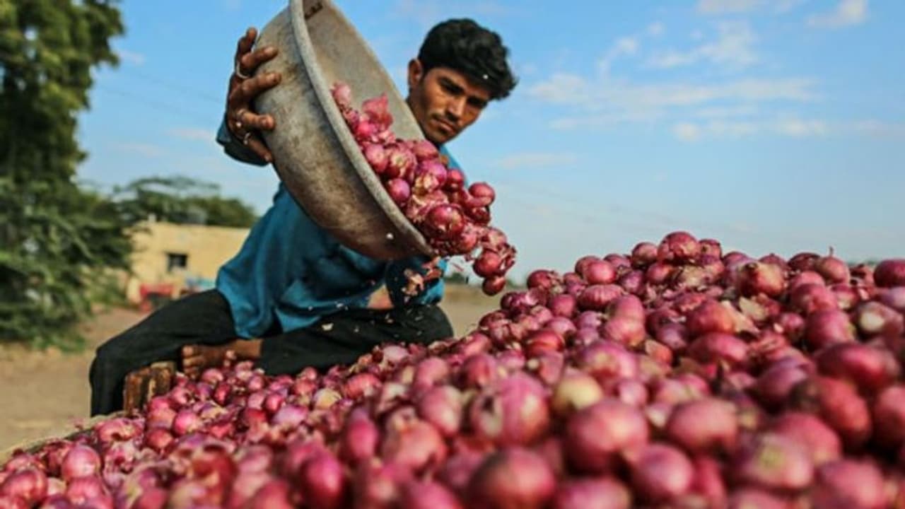 ಶತಕದ ಗಡಿದಾಟಿ ಮುನ್ನಡೆದು ಕಣ್ಣೀರು ತರಿಸಿದ ಈರುಳ್ಳಿ