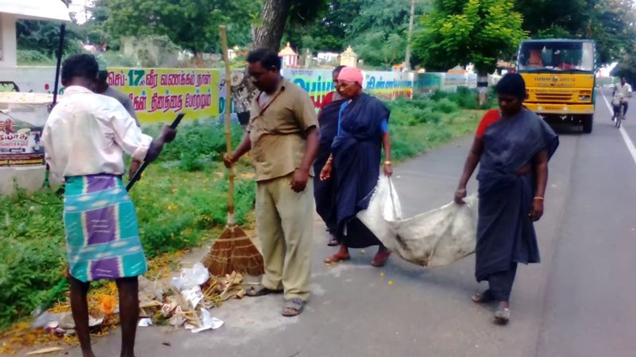 துப்புரவு பணியாளர் காலில் விழுந்த ஆணையர்..!! நெகிழ்ந்து போன அதிகாரிகள்..!! துப்புரவு பணியாளர் காலில் விழுந்த ஆணையர்..!! நெகிழ்ந்து போன அதிகாரிகள்..!!