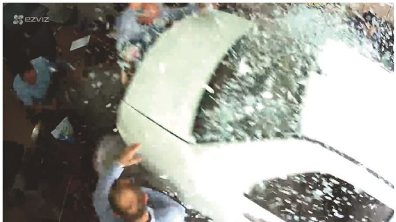 നിയന്ത്രണം വിട്ട കാര് കടയിലേക്ക് പാഞ്ഞുകയറി; നാല് പ്രവാസികള് രക്ഷപെട്ടത് തലനാരിഴയ്ക്ക് വീഡിയോ നിയന്ത്രണം വിട്ട കാര് കടയിലേക്ക് പാഞ്ഞുകയറി; നാല് പ്രവാസികള് രക്ഷപെട്ടത് തലനാരിഴയ്ക്ക് വീഡിയോ