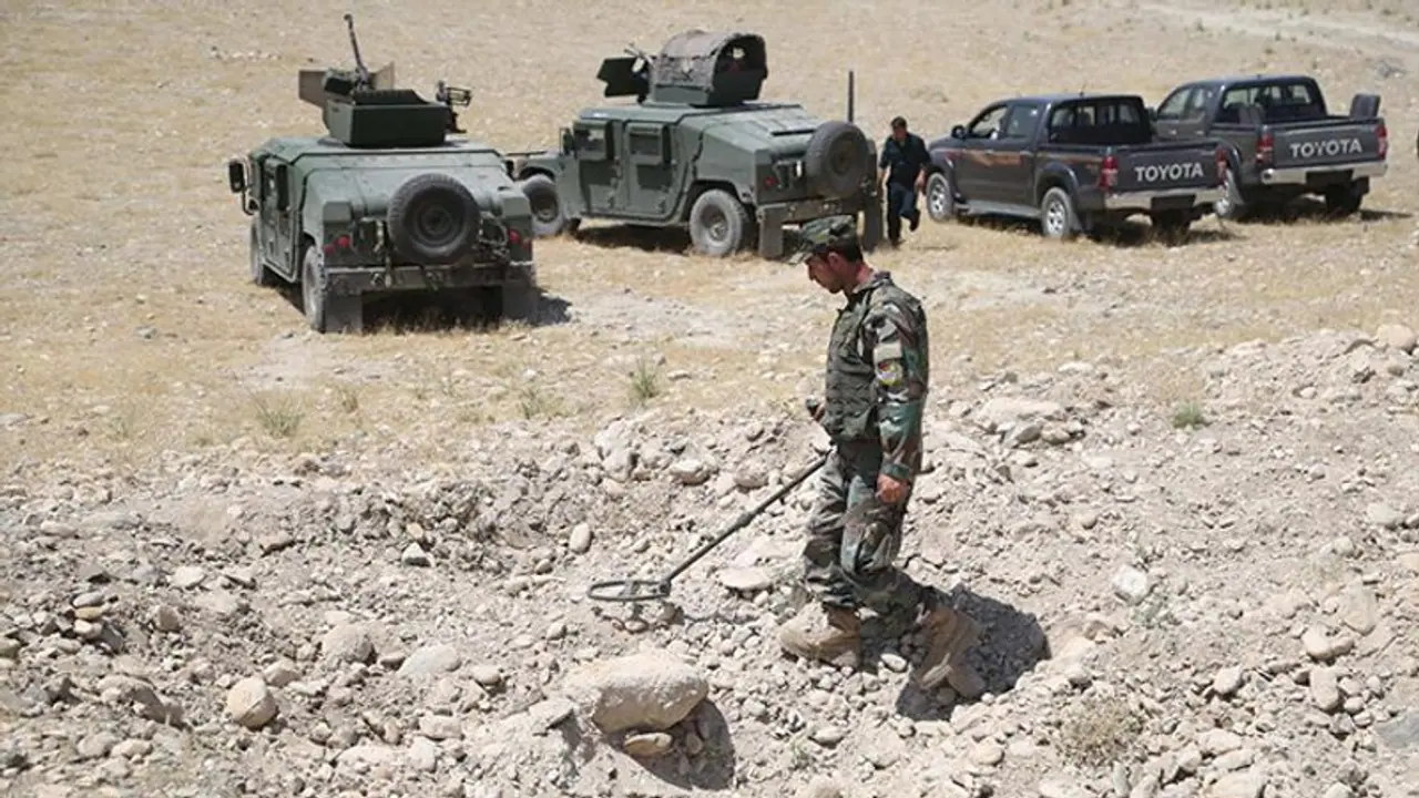 अफगानिस्तान में बारुदी सुरंग फटने से आठ बच्चों समेत 15 नागरिकों की मौत अफगानिस्तान में बारुदी सुरंग फटने से आठ बच्चों समेत 15 नागरिकों की मौत