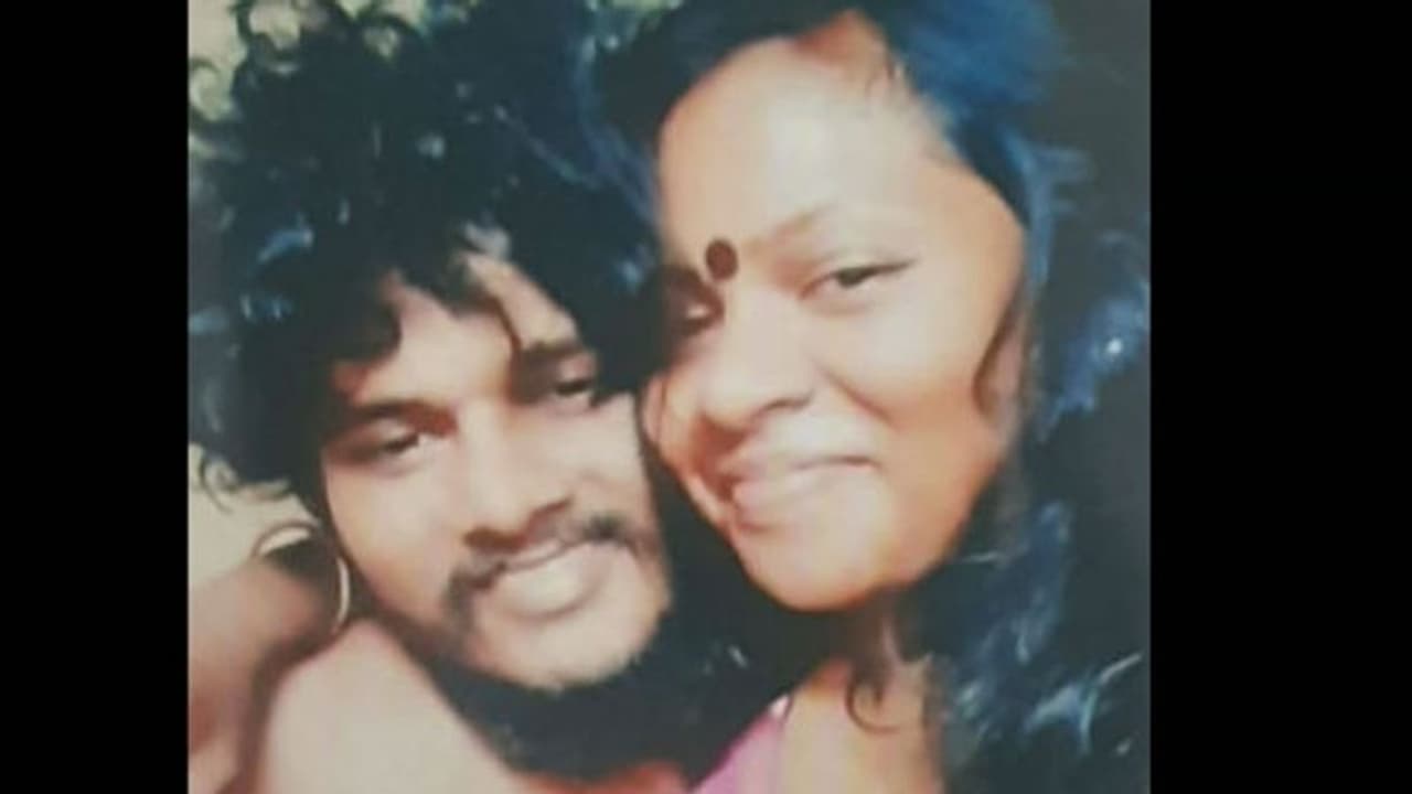 మరో మహిళతో ఎఫైర్.. భార్యని టార్చర్ చేసిన సింగర్! మరో మహిళతో ఎఫైర్.. భార్యని టార్చర్ చేసిన సింగర్!