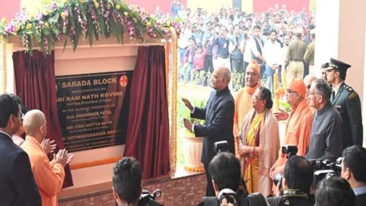 राष्ट्रपति रामनाथ कोविंद ने वृंदावन में किया कैंसर यूनिट का शुभारंभ, बांके बिहारी मंदिर में पत्नी के साथ किए दर्शन राष्ट्रपति रामनाथ कोविंद ने वृंदावन में किया कैंसर यूनिट का शुभारंभ, बांके बिहारी मंदिर में पत्नी के साथ किए दर्शन