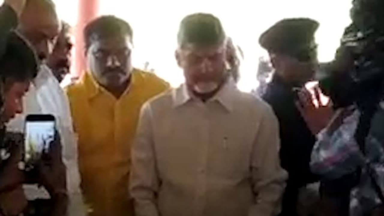 హెరిటేజ్ పాలు లీటరుకు రూ.4 పెంపు, బాబు కంటే రాబందులే నయం: ఎంపీ బాలశౌరి హెరిటేజ్ పాలు లీటరుకు రూ.4 పెంపు, బాబు కంటే రాబందులే నయం: ఎంపీ బాలశౌరి