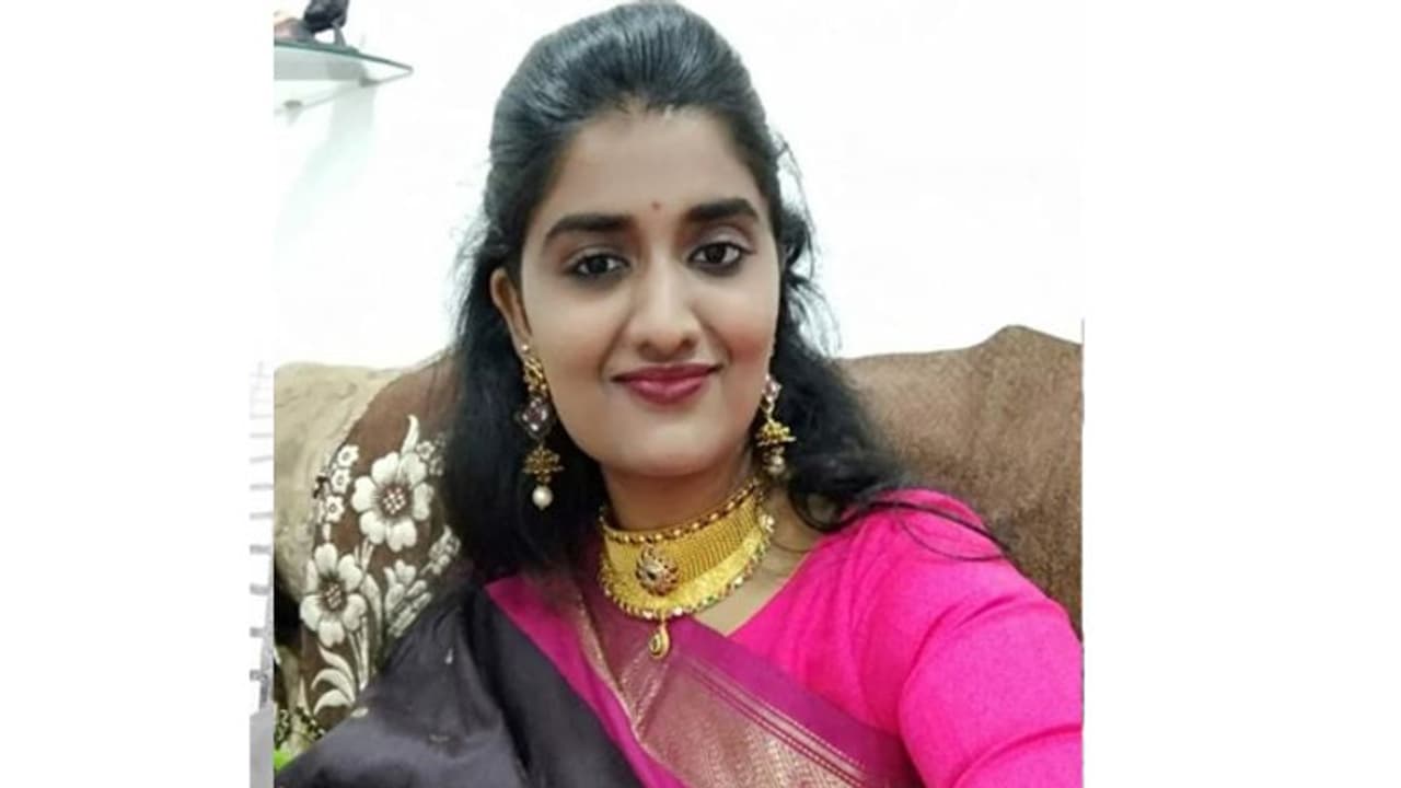 యువతి దారుణ హత్య: ఎవరీ ప్రియాంక రెడ్డి? యువతి దారుణ హత్య: ఎవరీ ప్రియాంక రెడ్డి?