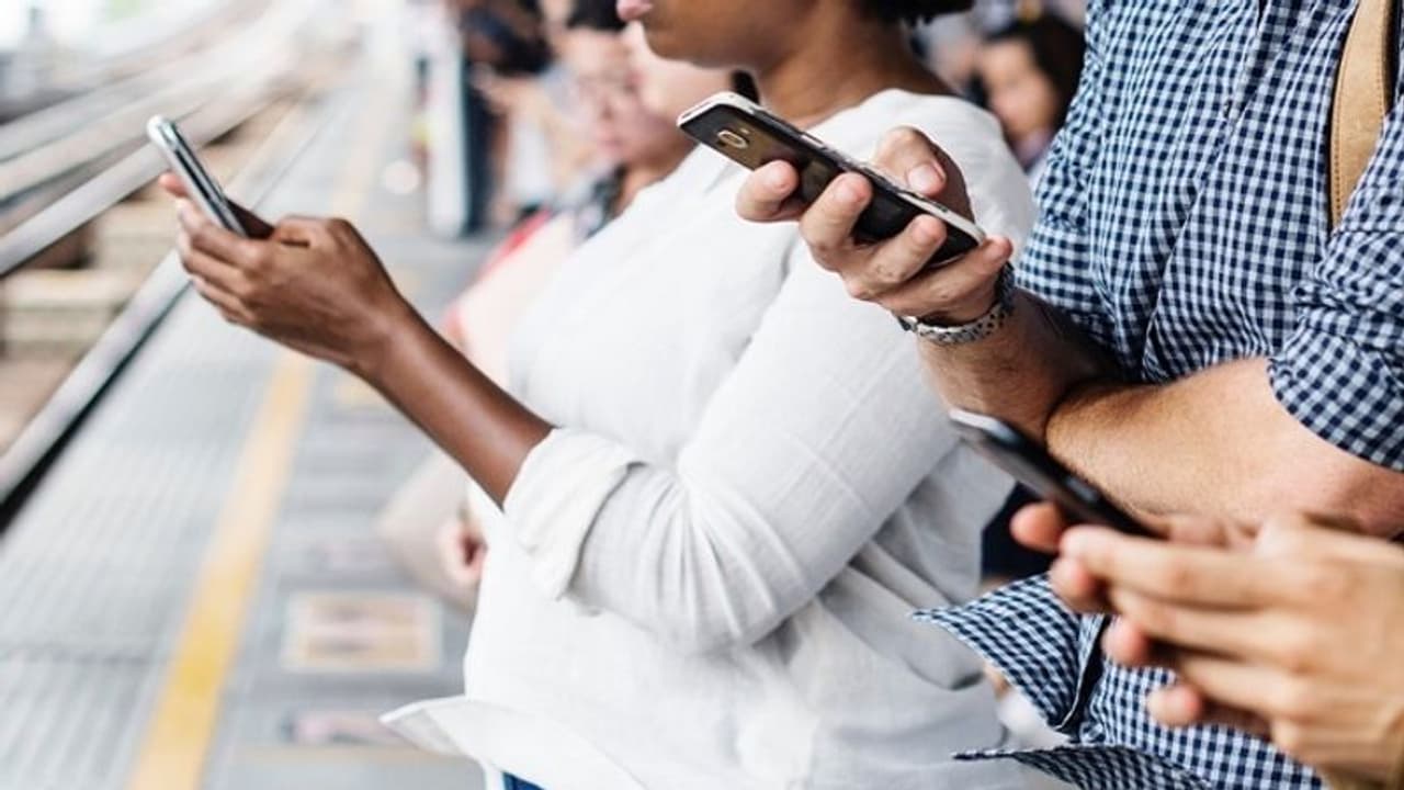 వినియోదారులకు షాకింగ్ న్యూస్...మొబైల్ చార్జీలకు ఇక రెక్కలు... వినియోదారులకు షాకింగ్ న్యూస్...మొబైల్ చార్జీలకు ఇక రెక్కలు...