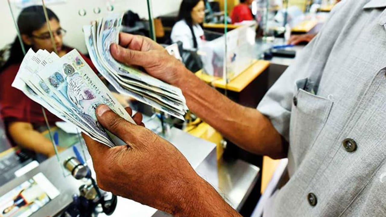 पराए देश में चोरी हुआ शेख का पर्स तो अनजान शख्स ने दिए 17 हजार, दुबई पहुंचते ही बना दिया करोड़पति पराए देश में चोरी हुआ शेख का पर्स तो अनजान शख्स ने दिए 17 हजार, दुबई पहुंचते ही बना दिया करोड़पति