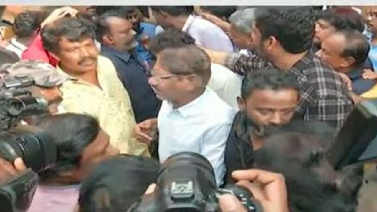 41 வருடத்தை நினைத்து பார்க்கவேண்டும்... இளையராஜாவிற்காக போராட்டத்தில் குதித்த பாரதிராஜா..! தள்ளு முள்ளால் பரபரப்பு..!