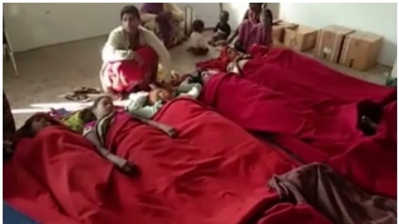 ശസ്ത്രക്രിയക്ക് ശേഷം വൃത്തിഹീനമായ തറയില് കിടത്തി; യുപിയില് വീണ്ടും വിവാദം ശസ്ത്രക്രിയക്ക് ശേഷം വൃത്തിഹീനമായ തറയില് കിടത്തി; യുപിയില് വീണ്ടും വിവാദം