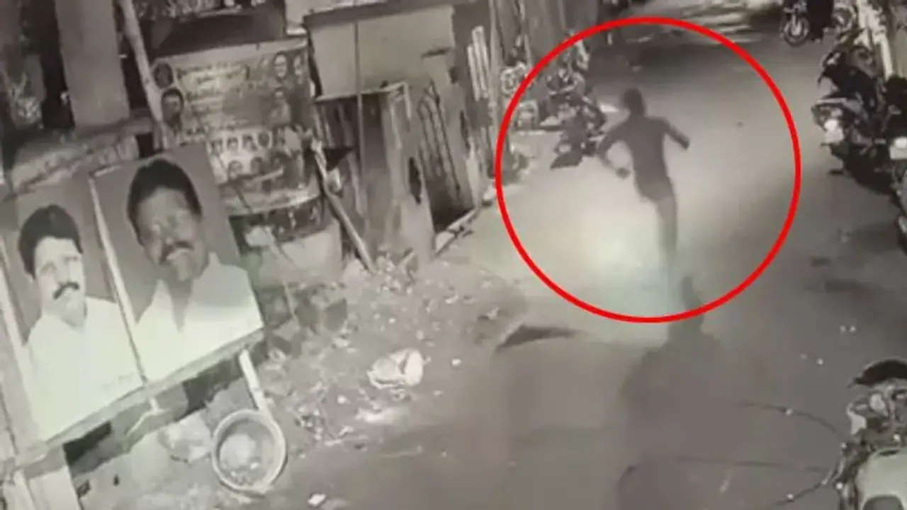 கள்ளக்காதலியுடன் உல்லாசம்... உறவினர்கள் வந்ததால் நிர்வாணக் கோலத்தில் தெருவில் ஓடிய இளைஞர்..! கள்ளக்காதலியுடன் உல்லாசம்... உறவினர்கள் வந்ததால் நிர்வாணக் கோலத்தில் தெருவில் ஓடிய இளைஞர்..!