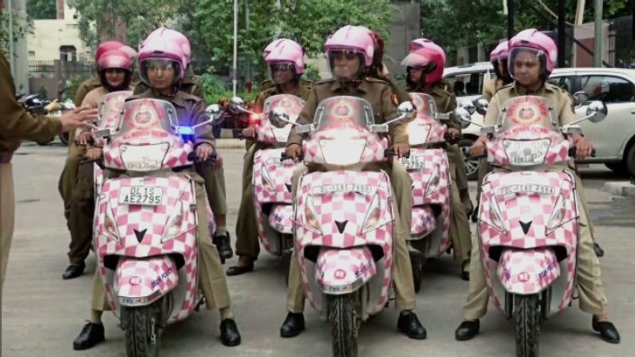 বাড়ছে আস্থা, বদলে যাওয়া ভারতের গোলাপী ই এখন নতুন খাকি বাড়ছে আস্থা, বদলে যাওয়া ভারতের গোলাপী ই এখন নতুন খাকি