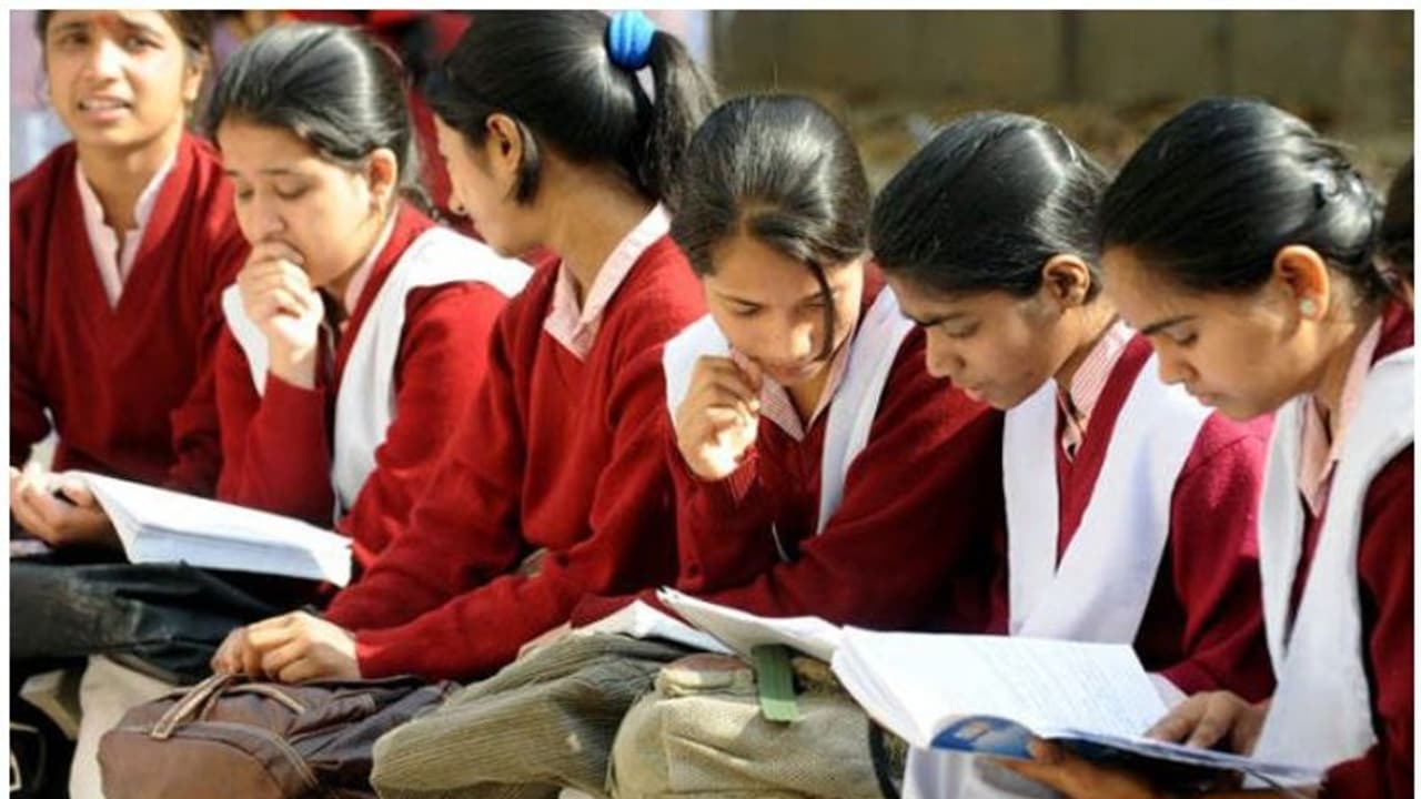 സിബിഎസ്ഇ പരീക്ഷാ ഫീസ് ഇരട്ടിയാക്കി;എസ്സി, എസ്ടി വിഭാഗത്തിനും ഇളവില്ലെന്ന് കേന്ദ്രം സിബിഎസ്ഇ പരീക്ഷാ ഫീസ് ഇരട്ടിയാക്കി;എസ്സി, എസ്ടി വിഭാഗത്തിനും ഇളവില്ലെന്ന് കേന്ദ്രം