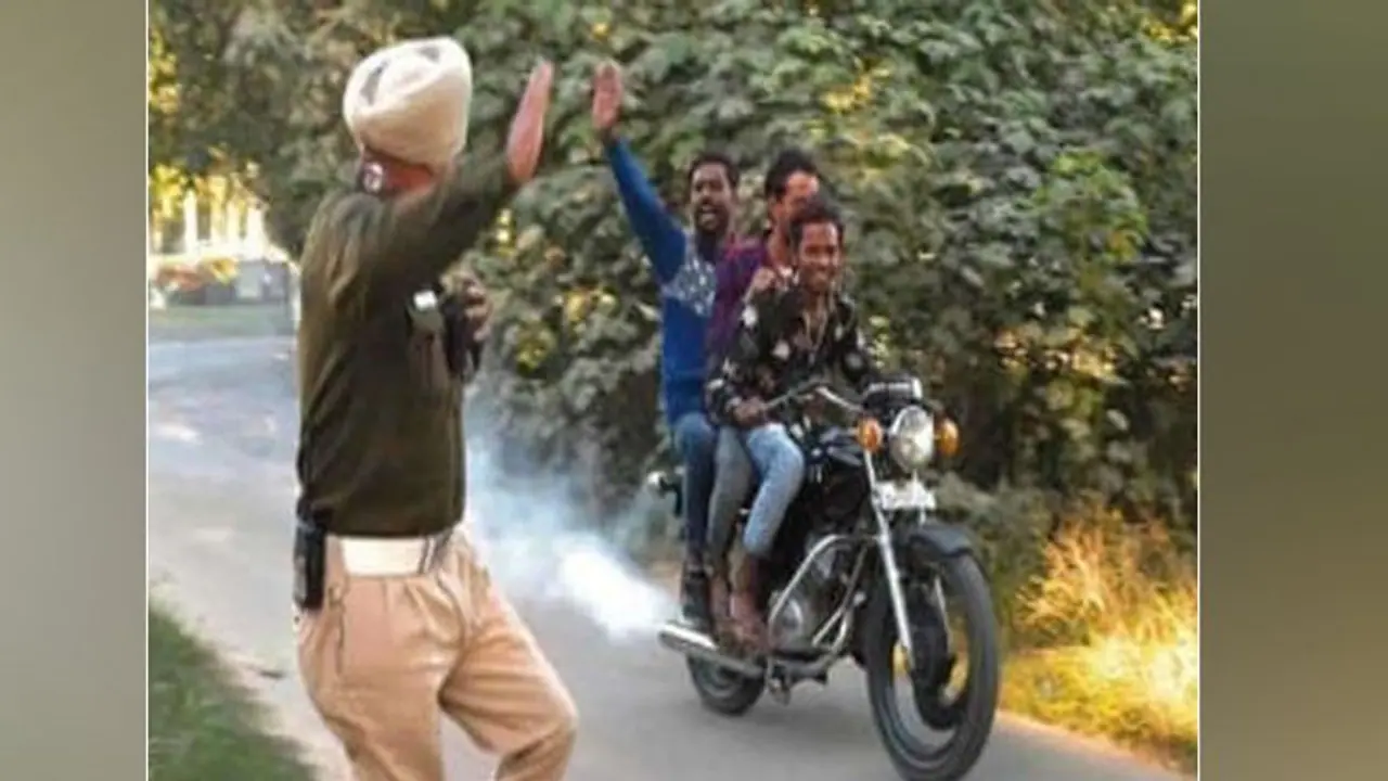 पुलिस को यूं चकमा देकर रफूचक्कर हुए थे ये तीनों बाइक सवार, पुलिस ने भी घर तक पीछा नहीं छोड़ा पुलिस को यूं चकमा देकर रफूचक्कर हुए थे ये तीनों बाइक सवार, पुलिस ने भी घर तक पीछा नहीं छोड़ा