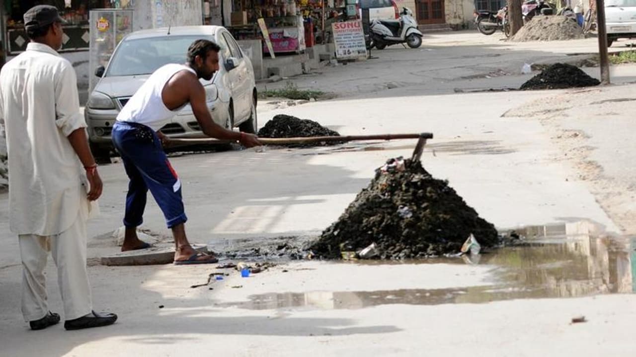 ശുചീകരണ തൊഴിലാളി തസ്തികയിലേക്ക് അപേക്ഷിച്ചതിലേറെയും എഞ്ചിനിയര്‍മാരും ബിരുദധാരികളും