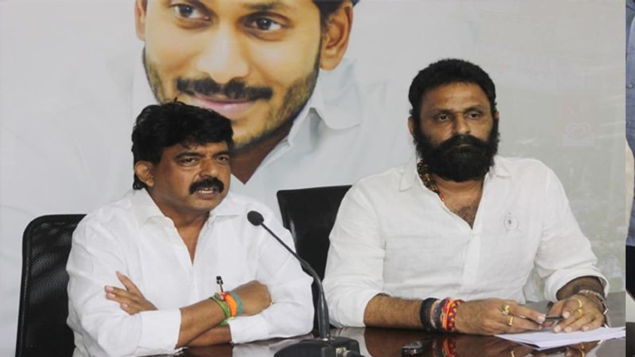 చంద్రబాబు ఓ నీచుడు...అందుకే చెప్పులతో స్వాగతం..: కొడాలి నాని చంద్రబాబు ఓ నీచుడు...అందుకే చెప్పులతో స్వాగతం..: కొడాలి నాని