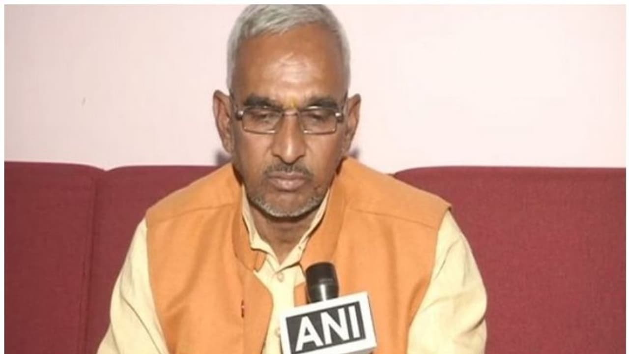 'അഭിമാനത്തോടെ പറയുന്നു, ഗോഡ്സെ തീവ്രവാദിയല്ല': പ്രഗ്യക്ക് പിന്നാലെ ബിജെപി എംഎല്എ 'അഭിമാനത്തോടെ പറയുന്നു, ഗോഡ്സെ തീവ്രവാദിയല്ല': പ്രഗ്യക്ക് പിന്നാലെ ബിജെപി എംഎല്എ