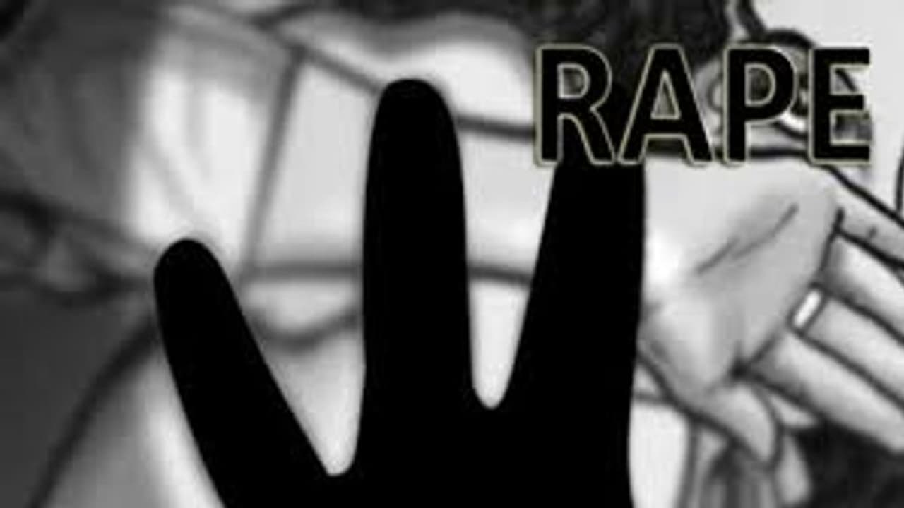 కన్న కూతురిపై ఏడాదిగా సామూహిక అత్యాచారం.. కన్నతల్లే దగ్గరుండి... కన్న కూతురిపై ఏడాదిగా సామూహిక అత్యాచారం.. కన్నతల్లే దగ్గరుండి...