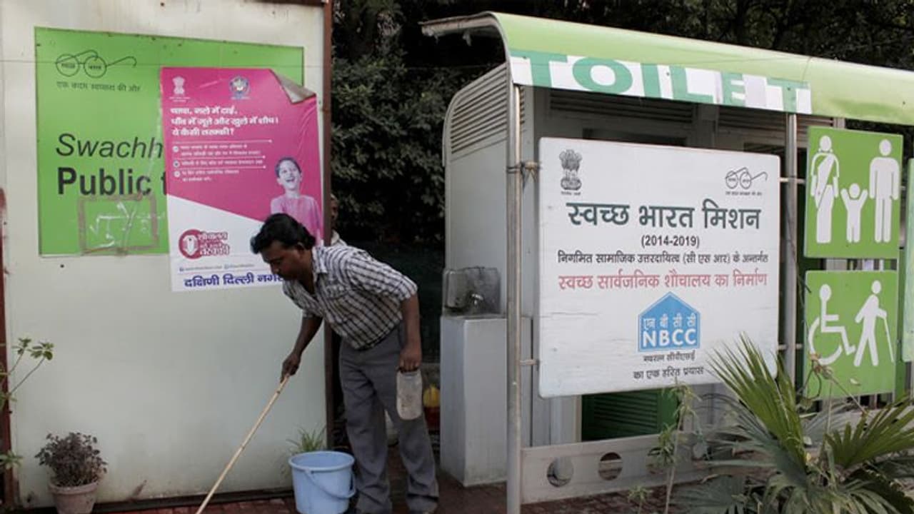 खुले में शौच करते पकड़ा गया व्यक्ति, जुर्माने के पैसे न होने पर मिली अनूठी सजा खुले में शौच करते पकड़ा गया व्यक्ति, जुर्माने के पैसे न होने पर मिली अनूठी सजा