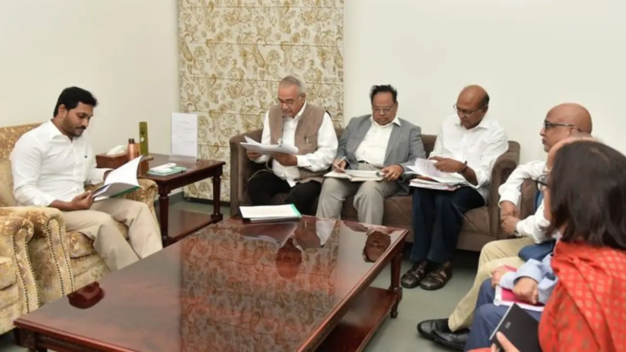 అమరావతి నిర్మాణంపై రగడ... ఎక్స్‌పర్ట్ కమిటీతో సీఎం జగన్ సమావేశం