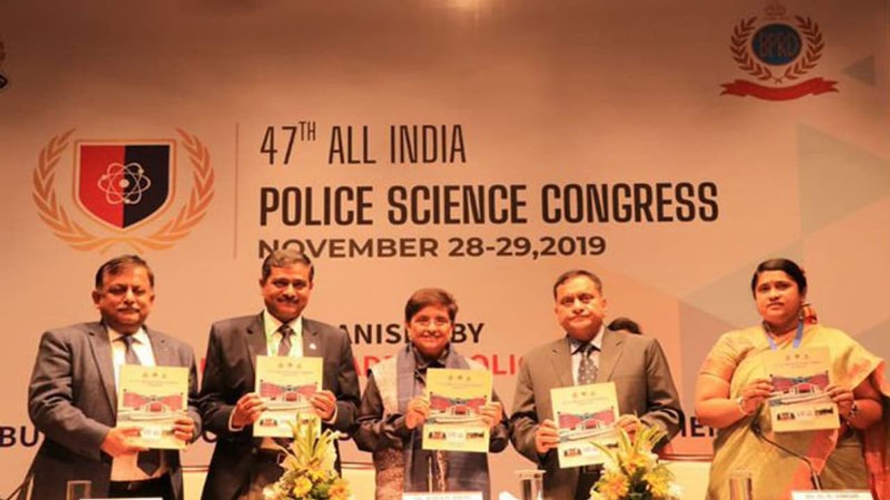 अयोध्या फैसले के दौरान यूपी पुलिस ने किया बेहतरीन काम, किरन बेदी ने किया मैग्सेसे पुरस्कार की मांग अयोध्या फैसले के दौरान यूपी पुलिस ने किया बेहतरीन काम, किरन बेदी ने किया मैग्सेसे पुरस्कार की मांग