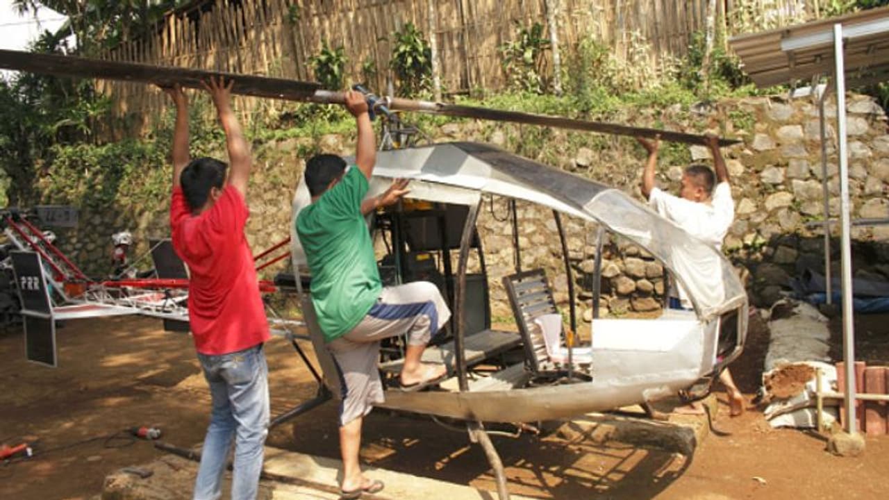 মেকানিকের মাথায় চেপেছে হেলিকপ্টারের ভূত, দুশ্চিন্তায় ঘুম উধাও স্ত্রী র মেকানিকের মাথায় চেপেছে হেলিকপ্টারের ভূত, দুশ্চিন্তায় ঘুম উধাও স্ত্রী র