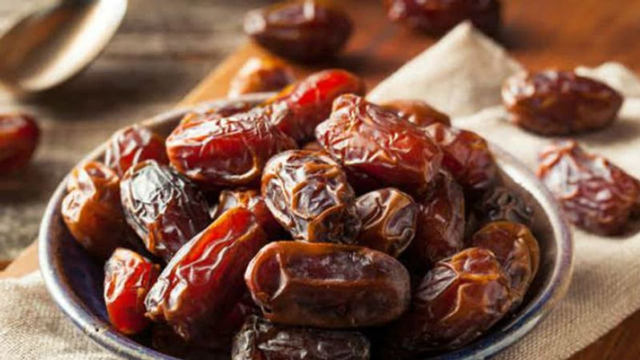 രാവിലെ ഈന്തപ്പഴം കഴിക്കുന്നത് പതിവാക്കൂ; ഗുണങ്ങള് പലതാണ് രാവിലെ ഈന്തപ്പഴം കഴിക്കുന്നത് പതിവാക്കൂ; ഗുണങ്ങള് പലതാണ്