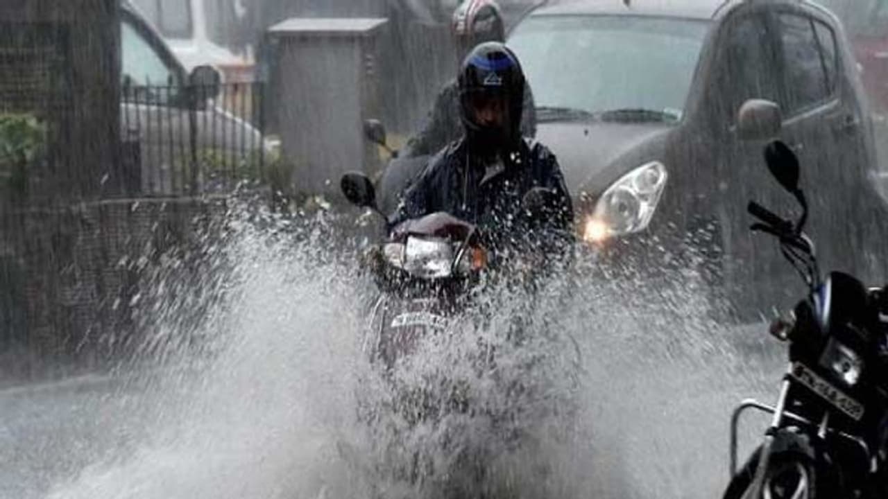 পারদ নামলেও আদ্রতা জনিত অস্বস্তি থাকছেই, কলকাতা সহ রাজ্য়ে ভারী বৃষ্টির পূর্বাভাস