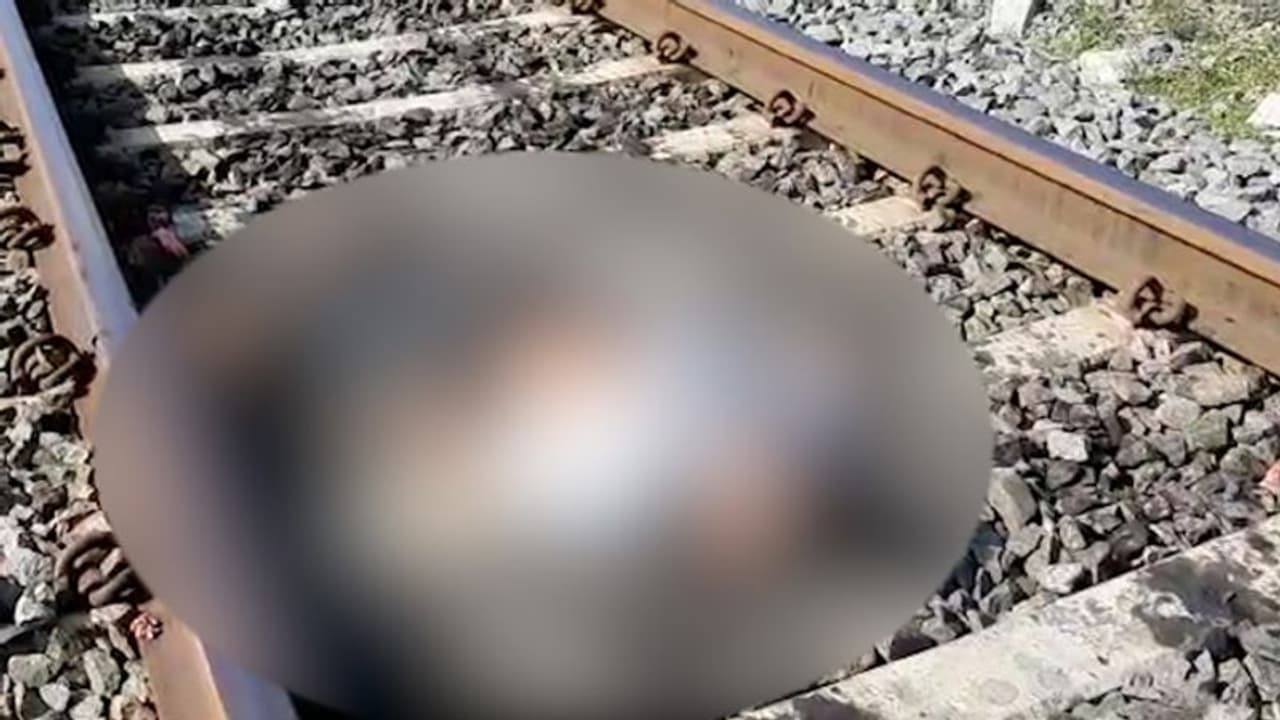 పట్టపగలు అందరూ చూస్తుండగానే... రైలుకిందపడి సచివాలయ ఉద్యోగి ఆత్మహత్య