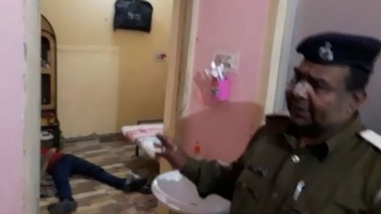 सिरफिरे प्रेमी ने गर्लफ्रेंड को मारी गोली, फिर खुद को कर लिया शूट सिरफिरे प्रेमी ने गर्लफ्रेंड को मारी गोली, फिर खुद को कर लिया शूट