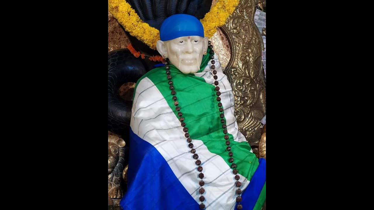 చివరికి దేవుడిని కూడా వదల్లేదు: వైసీపీ రంగుల చీర కప్పిన వైనం చివరికి దేవుడిని కూడా వదల్లేదు: వైసీపీ రంగుల చీర కప్పిన వైనం