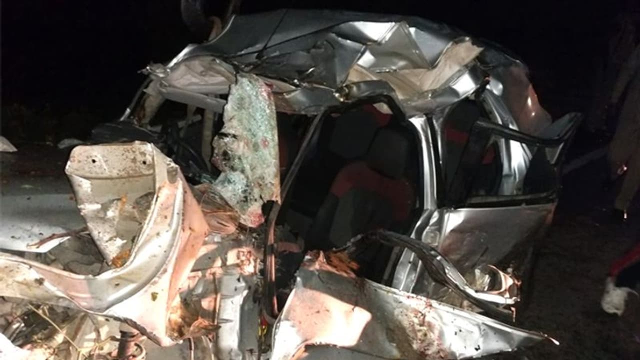 एक ही झटके में उजड़ गए 2 महिलाओं के सुहाग, शादी से लौट रहे 5 लोगों की सड़क हादसे में मौत