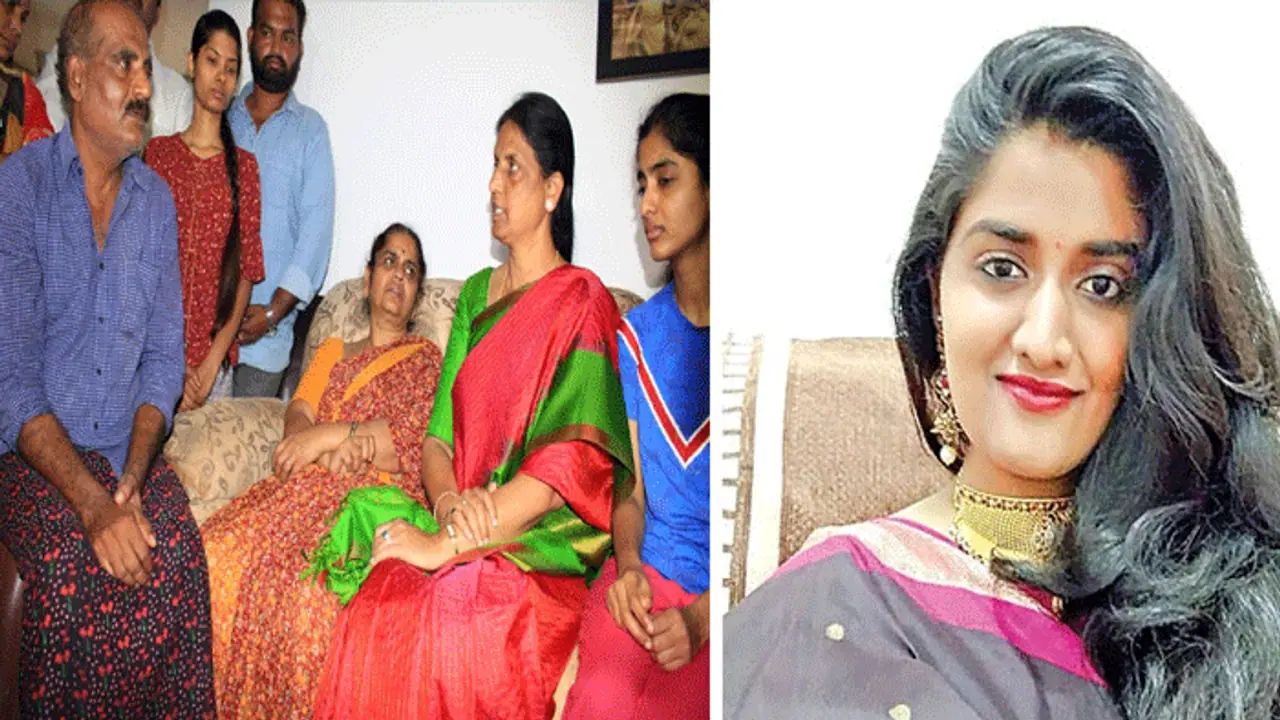 బాయ్ ఫ్రెండ్ తో లేచిపోయిందని.. పోలీసుల తీరుపై ప్రియాంక పేరెంట్స్ బాయ్ ఫ్రెండ్ తో లేచిపోయిందని.. పోలీసుల తీరుపై ప్రియాంక పేరెంట్స్