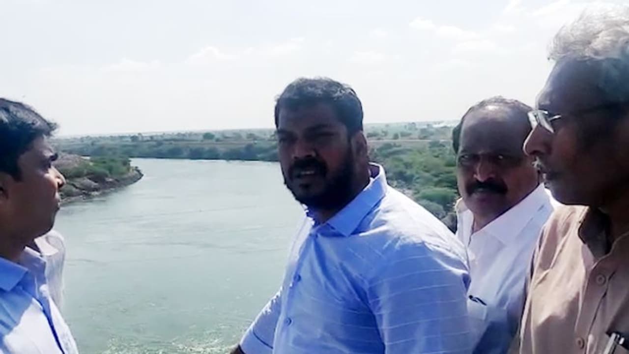 ఏపీ మంత్రిపై తేనెటీగల దాడి: పరుగులు పెట్టిన వైసీపీ నేతలు