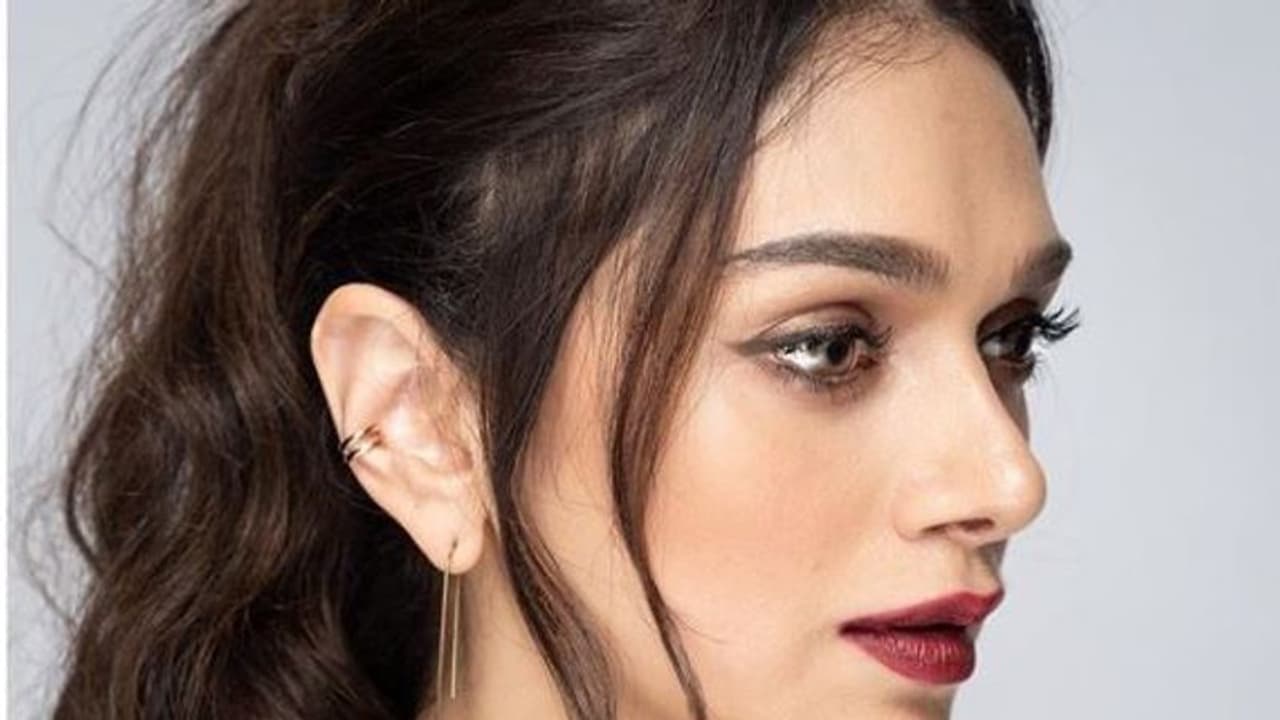 ரொம்ப ஸ்ட்ரிக்ட்... ஷூட்டிங் ஸ்பாட்டில் இயக்குநர்களையே மிரட்டுகிறாரா அதிதி ராவ்! ரொம்ப ஸ்ட்ரிக்ட்... ஷூட்டிங் ஸ்பாட்டில் இயக்குநர்களையே மிரட்டுகிறாரா அதிதி ராவ்!