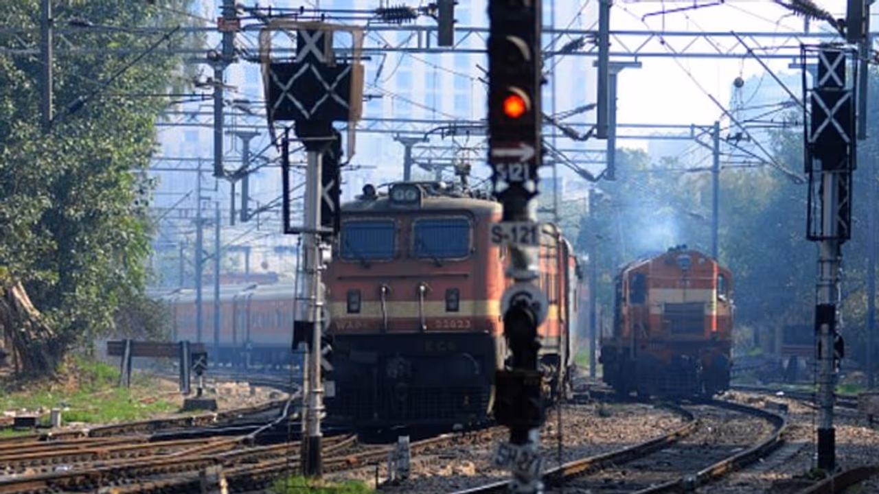 ஓடும் ரயிலில் ஏறி தவறி விழுந்த கல்லூரி மாணவர்..! கால் துண்டான பரிதாபம்..!