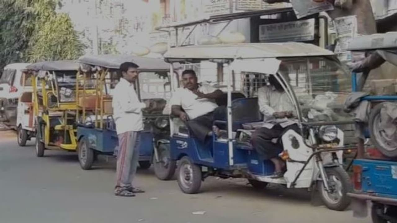 টোটো চালাতে গেলেও লাগবে লাইসেন্স, ডিসেম্বর থেকেই নয়া নিয়ম টোটো চালাতে গেলেও লাগবে লাইসেন্স, ডিসেম্বর থেকেই নয়া নিয়ম