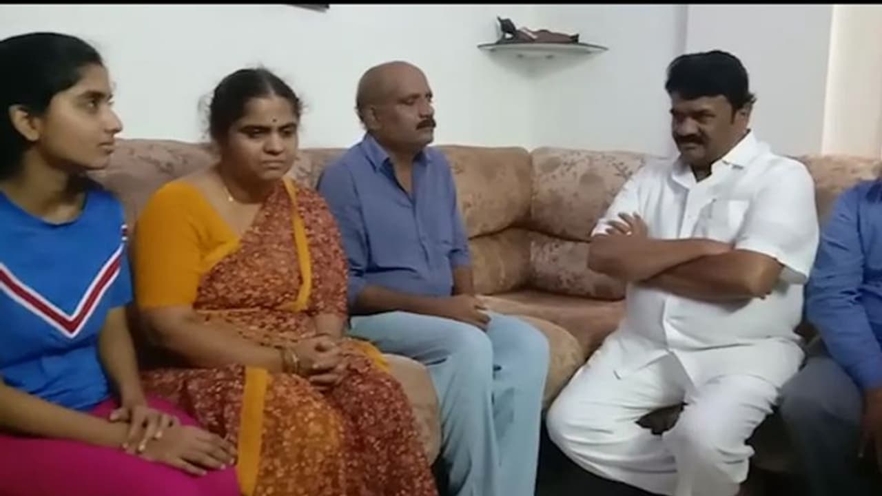 ఇక కాల్చి పారేయడమే: రేపిస్టుసులకు తలసాని హెచ్చరిక ఇక కాల్చి పారేయడమే: రేపిస్టుసులకు తలసాని హెచ్చరిక