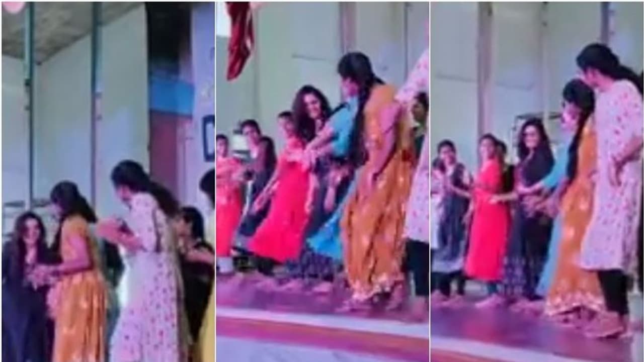 'കണ്ണാടിക്കൂടും കൂട്ടി'...; കോളേജ് കുട്ടികള്ക്കൊപ്പം ഡാന്സ് കളിച്ച് മഞ്ജു വാര്യര്, വീഡിയോ 'കണ്ണാടിക്കൂടും കൂട്ടി'...; കോളേജ് കുട്ടികള്ക്കൊപ്പം ഡാന്സ് കളിച്ച് മഞ്ജു വാര്യര്, വീഡിയോ