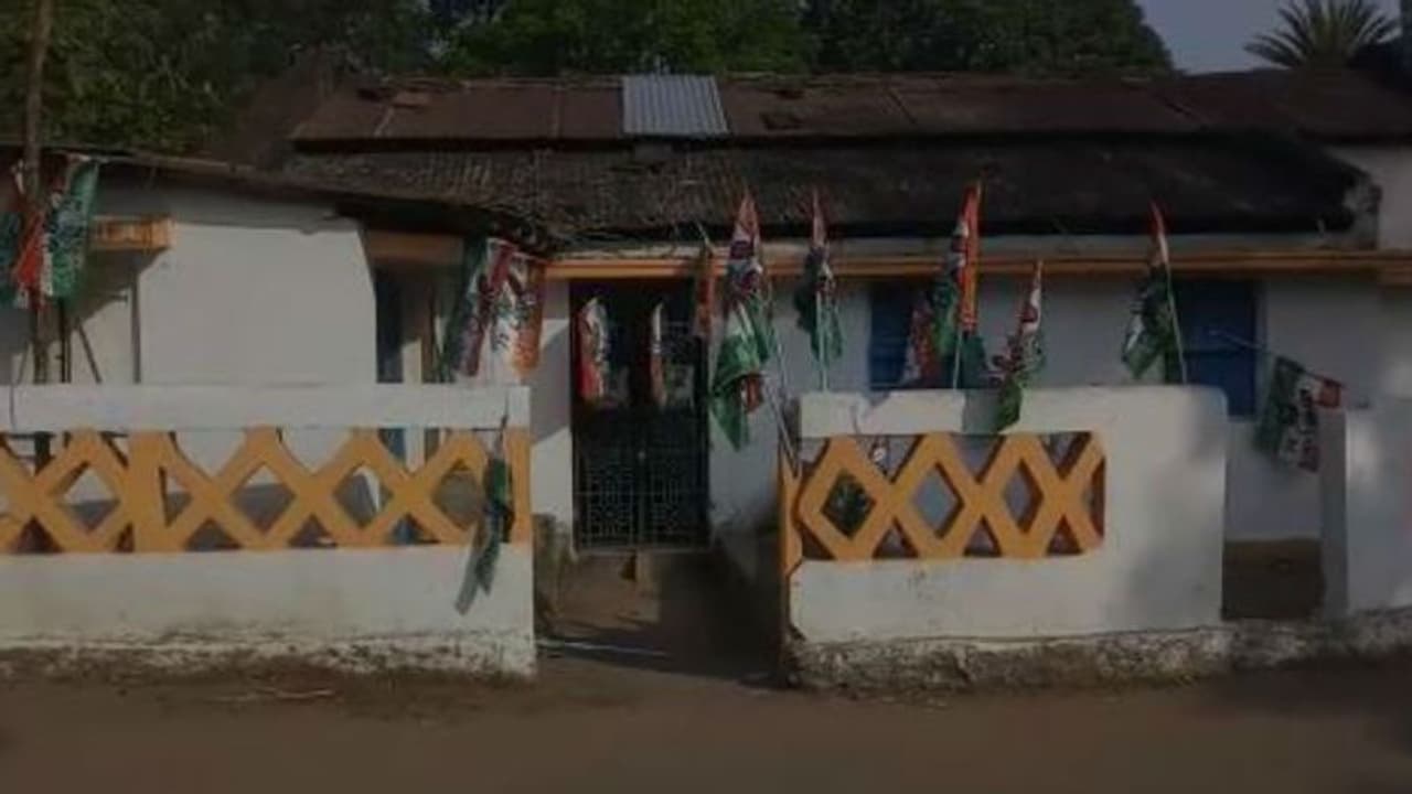 উপনির্বাচনে বিপুল জয়, বিজেপি এর পার্টি অফিসে উড়ল তৃণমূলের পতাকা উপনির্বাচনে বিপুল জয়, বিজেপি এর পার্টি অফিসে উড়ল তৃণমূলের পতাকা